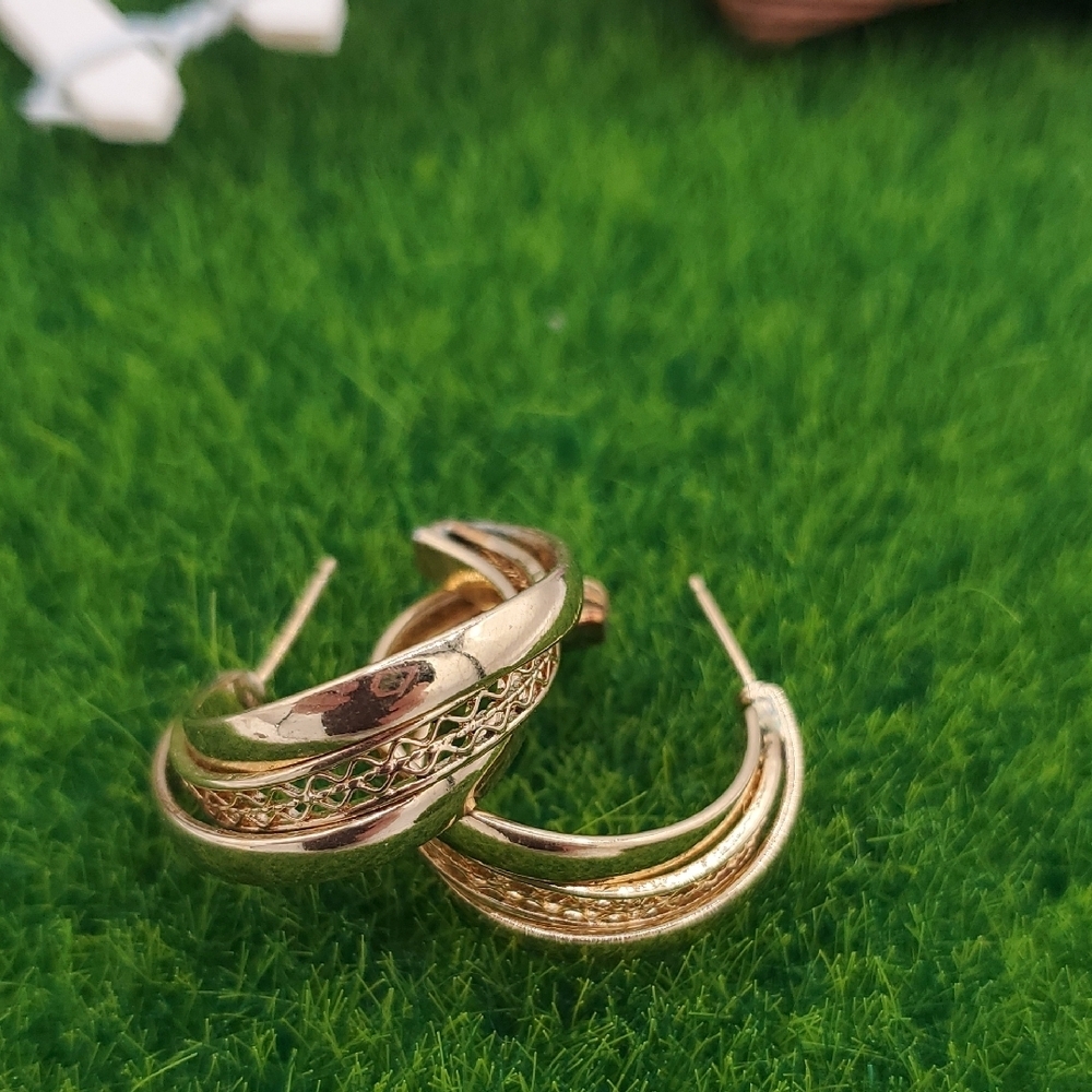 E1002 Elegant Gold Tone Hoop Earrings